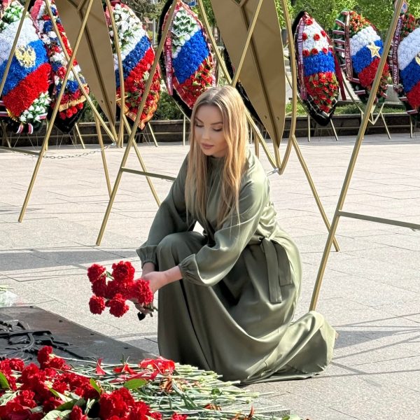 «Утро победы восходит над землёй. Солнце победы освещает неизмеримые развалины недавно ещё цветущих стран,…