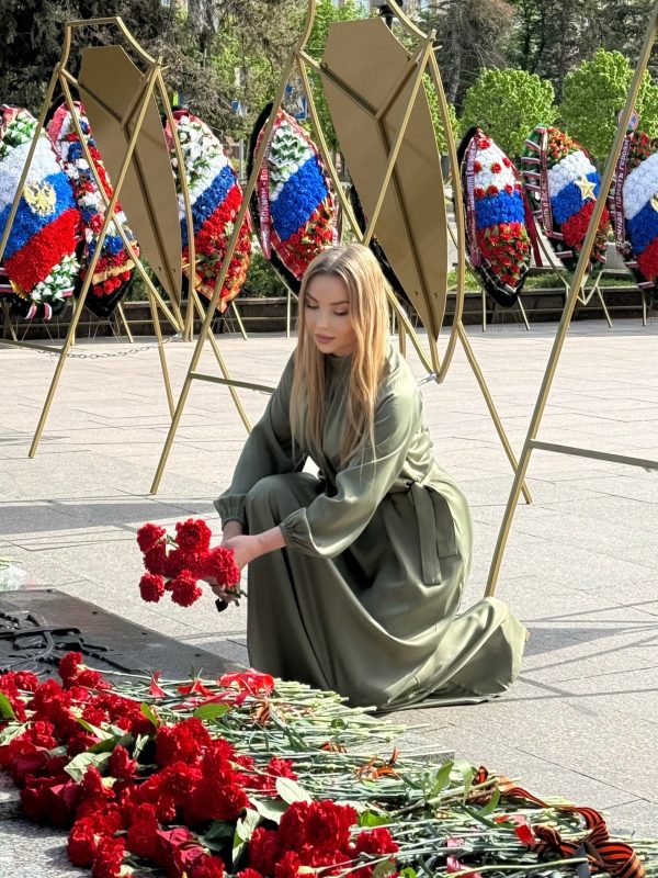 «Утро победы восходит над землёй. Солнце победы освещает неизмеримые развалины недавно ещё цветущих стран,…